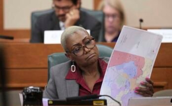 Representante del Estado de Texas Jolanda "Alegría" Jones, un demócrata, cruza las cartas durante una audiencia pública sobre la redistribución del Congreso en Austin, Texas, el viernes 1 de agosto de 2025. Después de que el proyecto de ley adoptó el comité, los demócratas estatales huyeron a Illinois y Nueva York para romper el quórum y ganar una votación en las nuevas cartas, que favorecen fuertemente a los republicanos.