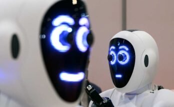 Un par de 1x androides se muestra en la Conferencia Internacional sobre Robótica y Automatización (ICRA) en Excel el 30 de mayo de 2023 en Londres, Inglaterra.