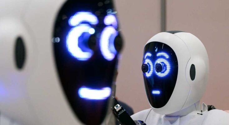 Un par de 1x androides se muestra en la Conferencia Internacional sobre Robótica y Automatización (ICRA) en Excel el 30 de mayo de 2023 en Londres, Inglaterra.