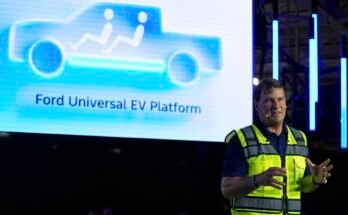 El CEO de Ford, Jim Farley, habla en la planta de ensamblaje de Louisville el lunes 11 de agosto de 2025 en Louisville, KY.