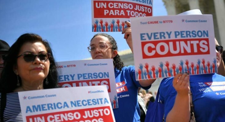 Los manifestantes se reunieron fuera de la Corte Suprema de los Estados Unidos en Washington, DC, en 2019 para protestar contra la primera presión de la administración Trump para agregar una pregunta sobre el estado de la ciudadanía estadounidense de una persona a las formas del censo de 2020.