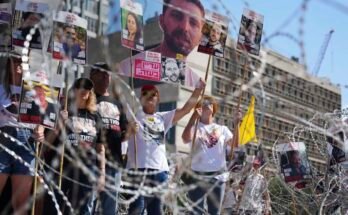 Las familias de rehenes protestan por exigir la liberación de sus familiares del cautiverio de Hamas en la Franja de Gaza en el lugar conocido como "Rehenes cuadrados" En Tel Aviv, Israel el sábado.