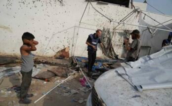 Los palestinos inspeccionan el lunes 11 de agosto de 2025, la tienda destruida donde los periodistas, incluidos los corresponsales de Al Jazeera Anas al-Sharif y Mohamed Qureiqa, fueron asesinados por una huelga aérea israelí fuera del complejo hospitalario Shifa en la ciudad de Gaza.