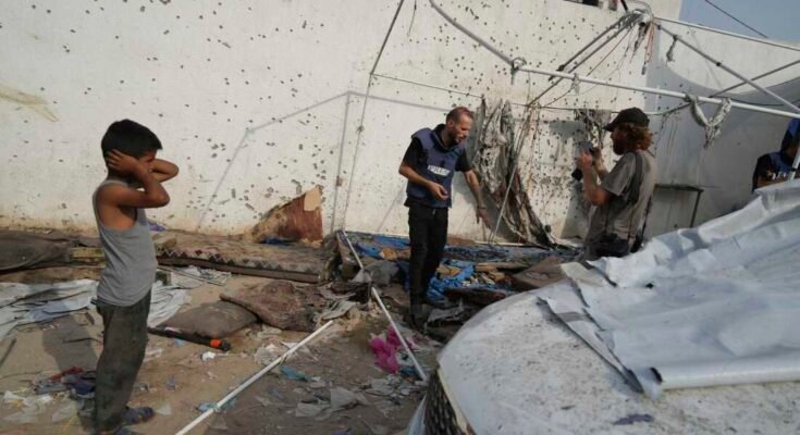 Los palestinos inspeccionan el lunes 11 de agosto de 2025, la tienda destruida donde los periodistas, incluidos los corresponsales de Al Jazeera Anas al-Sharif y Mohamed Qureiqa, fueron asesinados por una huelga aérea israelí fuera del complejo hospitalario Shifa en la ciudad de Gaza.