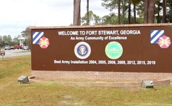 Esta imagen del video proporcionado por el Ejército Americano a través de DVIDS muestra la entrada de Fort Stewart en Georgia el 18 de noviembre de 2021.