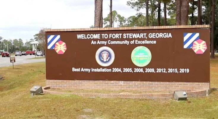 Esta imagen del video proporcionado por el Ejército Americano a través de DVIDS muestra la entrada de Fort Stewart en Georgia el 18 de noviembre de 2021.