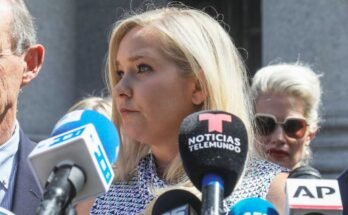 Virginia Giuffre, Centro, está organizando una conferencia de prensa ante un tribunal de Manhattan en Nueva York el 27 de agosto de 2019.