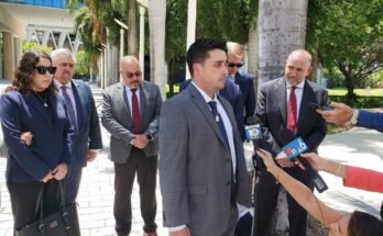 Dillon Angulo, quien resultó gravemente herido en un accidente de Florida que involucra la tecnología del conductor del conductor del conductor en Tesla, habla sobre periodistas fuera del tribunal federal en Miami el viernes.