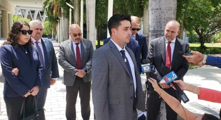 Dillon Angulo, quien resultó gravemente herido en un accidente de Florida que involucra la tecnología del conductor del conductor del conductor en Tesla, habla sobre periodistas fuera del tribunal federal en Miami el viernes.