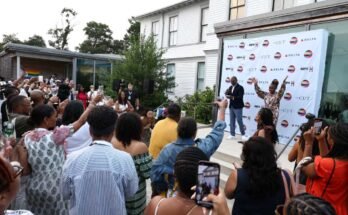 Floyd y Stephanie Rance, fundadores del festival de cine afroamericano de Martha's Vineyard, en el escenario de la fiesta de apertura.