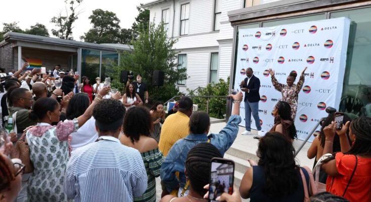 Floyd y Stephanie Rance, fundadores del festival de cine afroamericano de Martha's Vineyard, en el escenario de la fiesta de apertura.