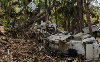 Los equipos de investigación y recuperación eliminan los escombros de la orilla del río Guadalupe el 9 de julio de 2025 en Center Point, en Texas, después de inundaciones mortales repentinas.