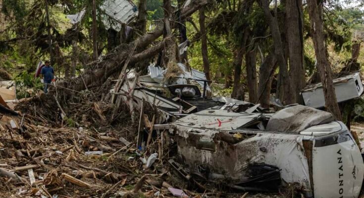 Los equipos de investigación y recuperación eliminan los escombros de la orilla del río Guadalupe el 9 de julio de 2025 en Center Point, en Texas, después de inundaciones mortales repentinas.