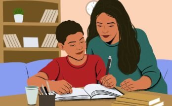 Una ilustración muestra a un adulto con cabello largo y ondulado con una camisa verde inclinada sobre una escuela de escuela corta con cabello corto, con una camisa roja, como el niño escribe en un cuaderno virgen, probablemente trabajando en las tareas. Están sentados en una mesa cubierta con una pila de libros, una taza de utensilios de escritura y una bebida para beber. En el fondo, un entorno doméstico muestra estantes y muebles de sala de estar.