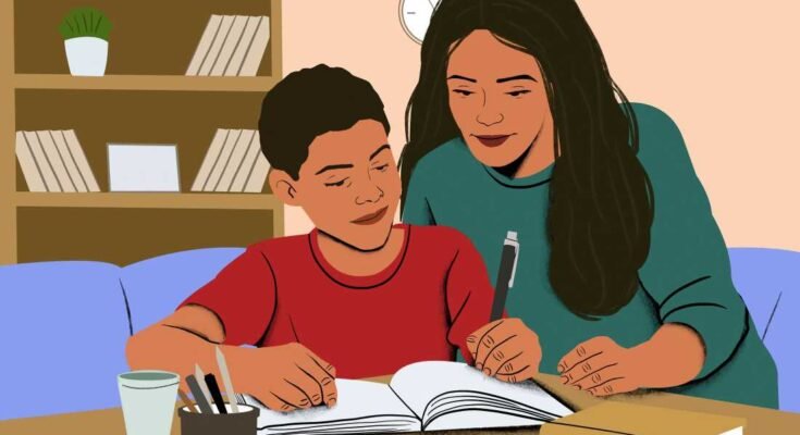 Una ilustración muestra a un adulto con cabello largo y ondulado con una camisa verde inclinada sobre una escuela de escuela corta con cabello corto, con una camisa roja, como el niño escribe en un cuaderno virgen, probablemente trabajando en las tareas. Están sentados en una mesa cubierta con una pila de libros, una taza de utensilios de escritura y una bebida para beber. En el fondo, un entorno doméstico muestra estantes y muebles de sala de estar.