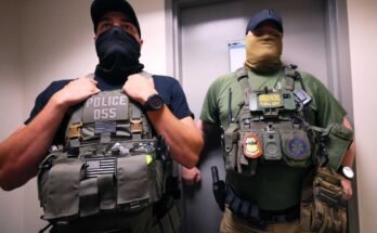 Los agentes federales patrullan las habitaciones del Tribunal Federal de Inmigración de Jacob K. Javitz el 6 de agosto de 2025 en Nueva York. Las detenciones de la solicitud de inmigración y aduana estadounidense (ICE) continúan mientras las personas asisten a las audiencias de los tribunales de inmigración, pero los arrestos de inmigrantes también ocurren ante los tribunales penales.