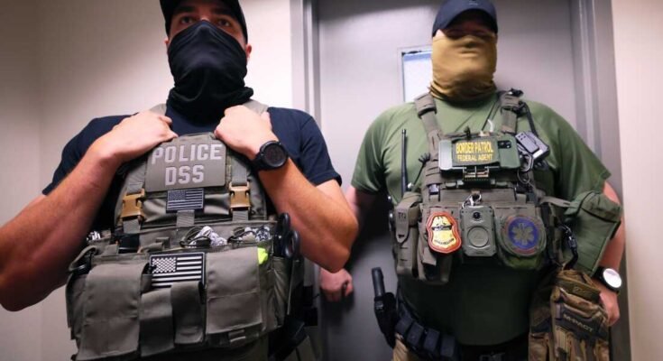 Los agentes federales patrullan las habitaciones del Tribunal Federal de Inmigración de Jacob K. Javitz el 6 de agosto de 2025 en Nueva York. Las detenciones de la solicitud de inmigración y aduana estadounidense (ICE) continúan mientras las personas asisten a las audiencias de los tribunales de inmigración, pero los arrestos de inmigrantes también ocurren ante los tribunales penales.