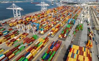 Una vista aérea de los contenedores de envío en el puerto de Baltimore el 7 de agosto de 2025.