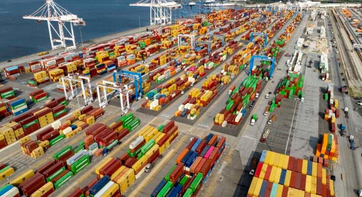 Una vista aérea de los contenedores de envío en el puerto de Baltimore el 7 de agosto de 2025.