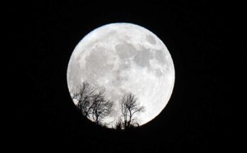 Una súper luna completa, se levanta detrás de una montaña en el pueblo de Dodekametro, en la región de Arcadia de Grecia el 10 de julio de 2025.