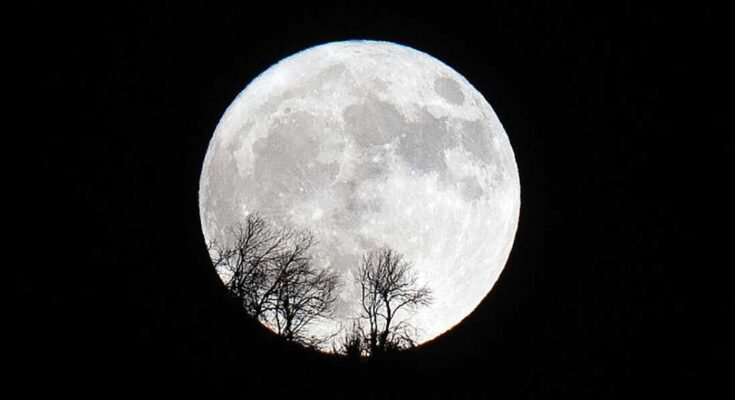 Una súper luna completa, se levanta detrás de una montaña en el pueblo de Dodekametro, en la región de Arcadia de Grecia el 10 de julio de 2025.