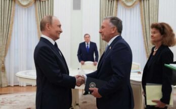 En esta fotografía de piscina distribuida por la agencia estatal rusa Spoutnik, el presidente ruso Vladimir Putin le da la bienvenida al enviado especial de los Estados Unidos Steve Witkoff antes de sus conversaciones en Moscú el 6 de agosto el 6 de agosto