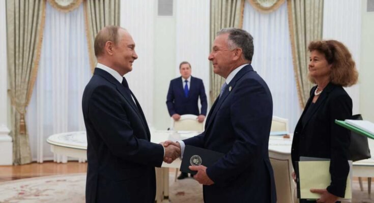 En esta fotografía de piscina distribuida por la agencia estatal rusa Spoutnik, el presidente ruso Vladimir Putin le da la bienvenida al enviado especial de los Estados Unidos Steve Witkoff antes de sus conversaciones en Moscú el 6 de agosto el 6 de agosto