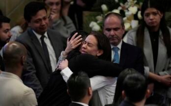 Claudia Tarazona, la esposa del senador de la oposición y la esperanza presidencial Miguel Uribe, quien murió por heridas sufridas cuando fue derribado durante un manifiesto político, asistió a una ceremonia en honor a su esposo, en el Congreso en Bogotá, Colombia el lunes.