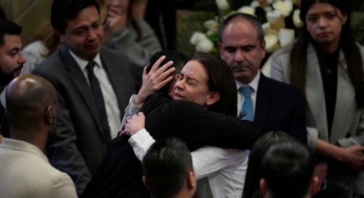 Claudia Tarazona, la esposa del senador de la oposición y la esperanza presidencial Miguel Uribe, quien murió por heridas sufridas cuando fue derribado durante un manifiesto político, asistió a una ceremonia en honor a su esposo, en el Congreso en Bogotá, Colombia el lunes.