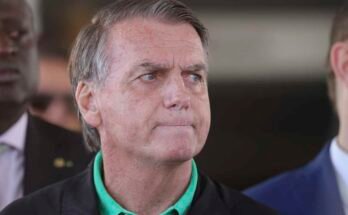 El ex presidente de Brasil, Jair Bolsonaro, ofrece una conferencia de prensa frente al Senado en Brasilia.