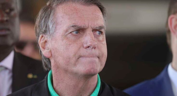 El ex presidente de Brasil, Jair Bolsonaro, ofrece una conferencia de prensa frente al Senado en Brasilia.