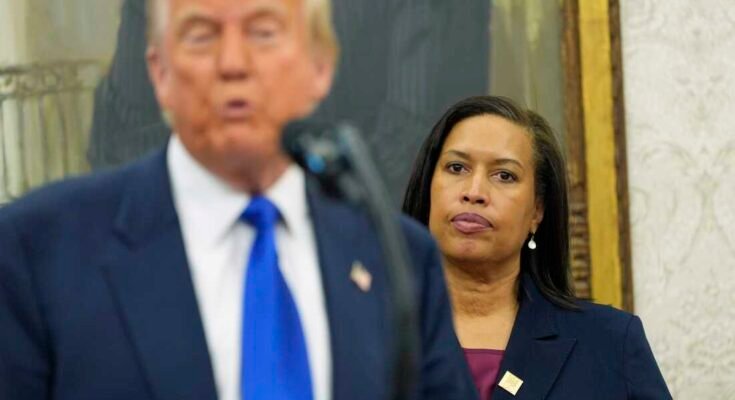 El alcalde del distrito de Columbia, Muriel Bowser, escucha al presidente Donald Trump durante un evento para anunciar que el borrador de la NFL 2027 se llevará a cabo en el National Mall, en la oficina de Oval en blanco el lunes 5 de mayo de 2025, en Washington. (AP Photo / Alex Brandon)