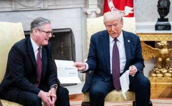 El presidente Trump recibe una carta del rey Carlos III, por el primer ministro británico Keir Starmer en la Oficina Oval de la Casa Blanca el 27 de febrero