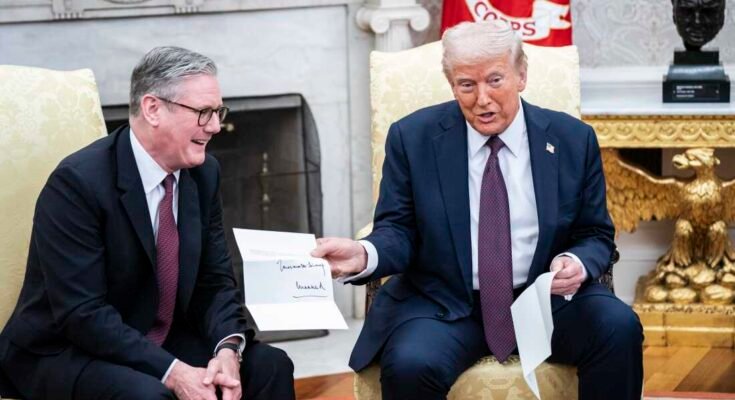 El presidente Trump recibe una carta del rey Carlos III, por el primer ministro británico Keir Starmer en la Oficina Oval de la Casa Blanca el 27 de febrero