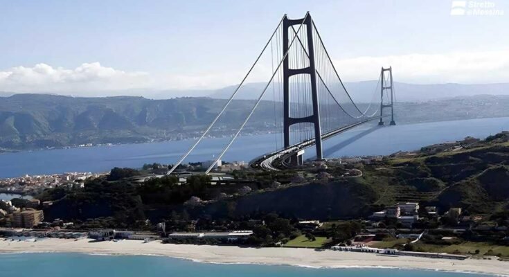 Una representación artística del puente de 2 mil puentes de 2 millas de largo entre Sicilia y el resto de Italia.