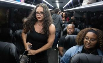 Los legisladores del Estado de Texas a bordo de un autobús después de una conferencia de prensa en la sede del Partido Demócrata del Condado de Daño el 03 de agosto de 2025 en Carol Stream, Illinois. El grupo de legisladores demócratas abandonó el estado más temprano en el día, por lo que no se pudo unir un quórum durante una sesión especial para redirigir al estado.
