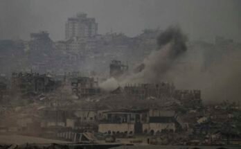 El humo se eleva en medio de los edificios destruidos después de un bombardeo israelí en la Franja de Gaza, como en el sur de Israel, el viernes 1 de agosto de 2025.