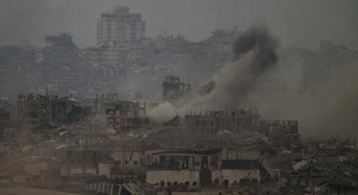 El humo se eleva en medio de los edificios destruidos después de un bombardeo israelí en la Franja de Gaza, como en el sur de Israel, el viernes 1 de agosto de 2025.