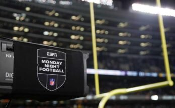 La cámara ESPN Monday Night Football TV se ve durante la segunda mitad de un partido de fútbol de la NFL entre los Bears en Chicago y los Vikings de Minnesota el 20 de diciembre de 2021 en Chicago.