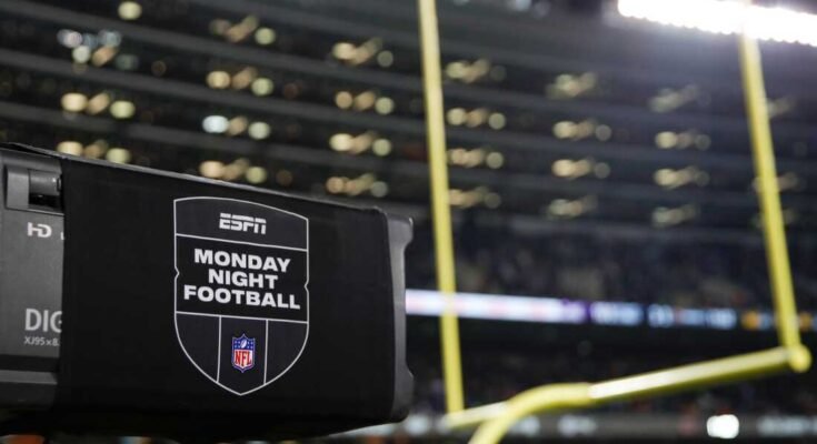 La cámara ESPN Monday Night Football TV se ve durante la segunda mitad de un partido de fútbol de la NFL entre los Bears en Chicago y los Vikings de Minnesota el 20 de diciembre de 2021 en Chicago.
