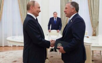 El presidente ruso Vladimir Putin (izquierda) y el enviado especial estadounidense Steve Witkoff sirven su mano durante su reunión en Moscú el miércoles.
