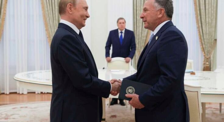 El presidente ruso Vladimir Putin (izquierda) y el enviado especial estadounidense Steve Witkoff sirven su mano durante su reunión en Moscú el miércoles.