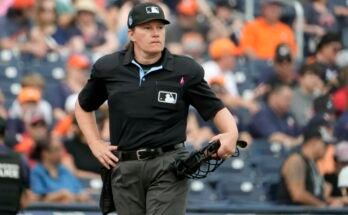 El árbitro de mármol Jen Pawol ocupa su posición durante la primera ronda de un partido de béisbol de primavera entre los Astros de Houston y Miami Marlins el domingo 10 de marzo de 2024, en West Palm Beach, Florida.