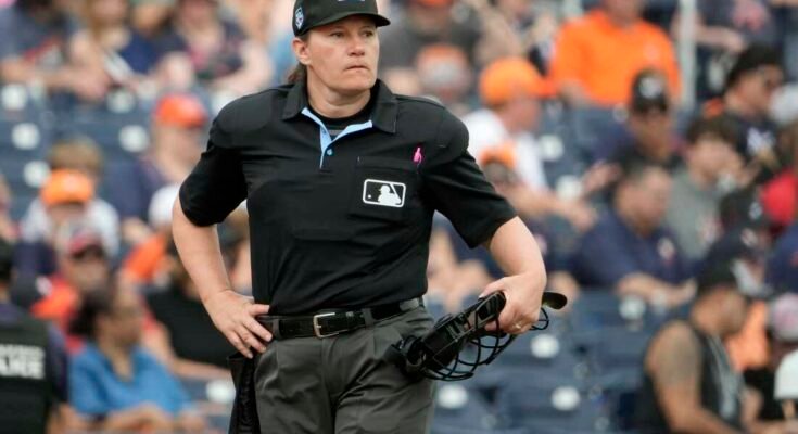 El árbitro de mármol Jen Pawol ocupa su posición durante la primera ronda de un partido de béisbol de primavera entre los Astros de Houston y Miami Marlins el domingo 10 de marzo de 2024, en West Palm Beach, Florida.