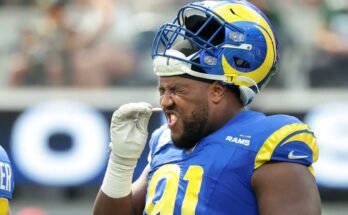 El extremo defensivo de los Rams, Kobie Turner, olfate las sales fragantes en un partido contra Packers en el Sofi Stadium en Inglewood el domingo. La NFL ha prohibido el uso de la sustancia por razones de seguridad.