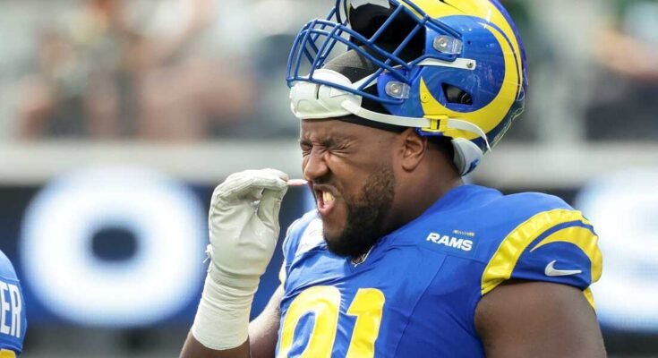 El extremo defensivo de los Rams, Kobie Turner, olfate las sales fragantes en un partido contra Packers en el Sofi Stadium en Inglewood el domingo. La NFL ha prohibido el uso de la sustancia por razones de seguridad.