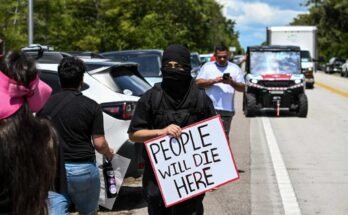 Los manifestantes se reúnen para exigir el cierre del centro de detención de inmigrantes conocido como el nombre "Alcatraz" En el aeropuerto de capacitación y transición de Dade-Collier en Ochopee, Florida, el 22 de julio. Los inmigrantes organizados en centros de detención estadounidenses se sometieron a un tratamiento abusivo y degradante, dijo un informe de vigilancia de derechos humanos el 21 de julio.