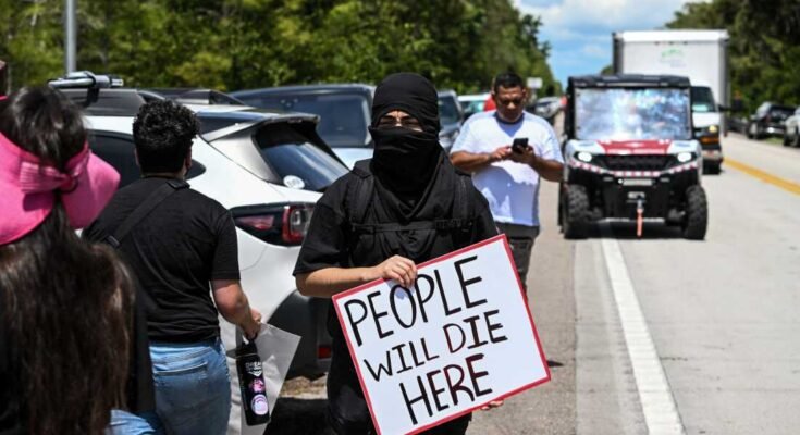 Los manifestantes se reúnen para exigir el cierre del centro de detención de inmigrantes conocido como el nombre "Alcatraz" En el aeropuerto de capacitación y transición de Dade-Collier en Ochopee, Florida, el 22 de julio. Los inmigrantes organizados en centros de detención estadounidenses se sometieron a un tratamiento abusivo y degradante, dijo un informe de vigilancia de derechos humanos el 21 de julio.