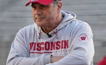 El entrenador de la línea ofensiva Jack Bicknell proporciona una estrategia de sustitución única para WVU