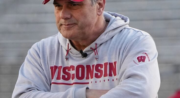 El entrenador de la línea ofensiva Jack Bicknell proporciona una estrategia de sustitución única para WVU